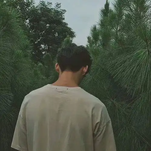 头像眼前一亮的男生头像
