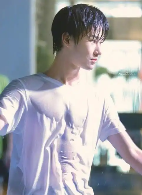 团综路透张真源秀腹肌,丁程鑫穿女装,文轩cp好的像一个人
