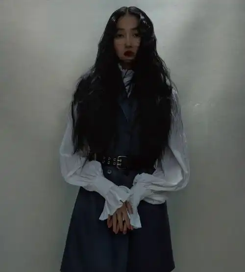 关晓彤最新大片曝光,波浪卷发粉嫩晒红,像极了油画娃娃
