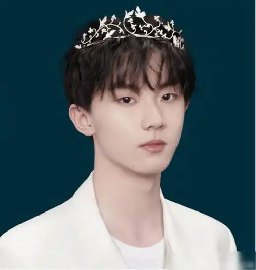 时代少年团戴皇冠刘耀文高冷,宋亚轩温柔,丁程鑫小王子既视感强
