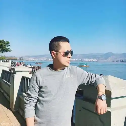 父女俩出门像情侣,实际年龄相差25岁,网友冻龄爸爸
