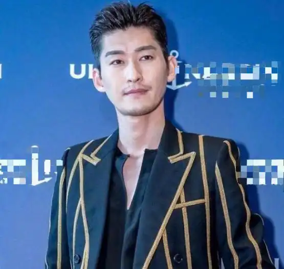 张翰参加活动近照流出,发量令人担忧,变老标志愈发明显
