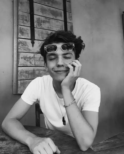 欧美男头像那天车窗起雾我写了你的名字后来雾散了名字也没了
