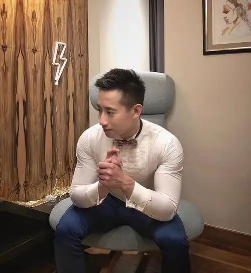 眼镜男的力量人生爱健身的他,肌肉可以撑爆衬衫,男友力满满
