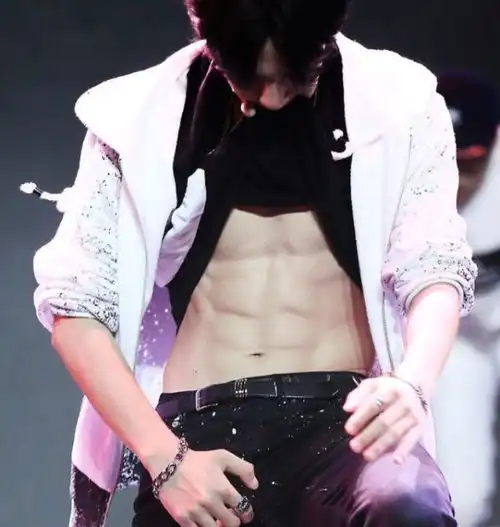 不愧是全网女生的男神,王一博镜头下秀出鲨鱼腹肌,谁看了不心动
