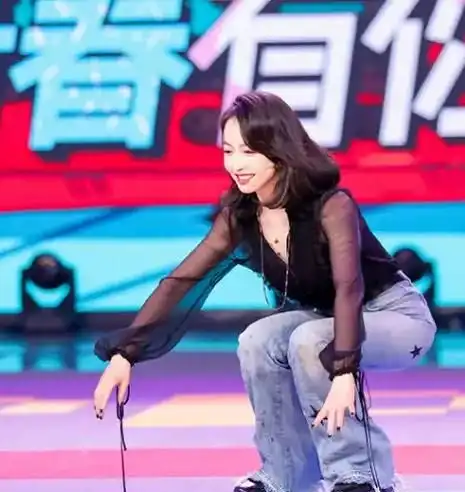 宋茜的萝莉坐,牛仔裤都变形了,以为自己还年轻
