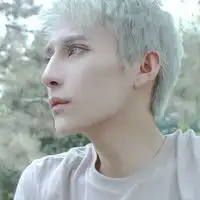 我想知道他是谁
