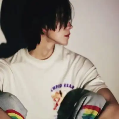 ins冷酷风男生头像
