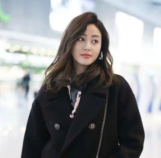 张天爱穿黑色呢外套到机场,看着显得有些壮
