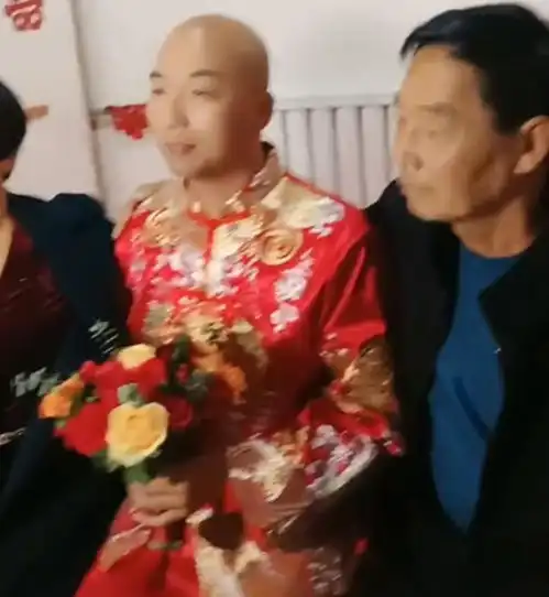 河南一男子结婚做上门女婿,手拿捧花穿红衣,网友太丢人了
