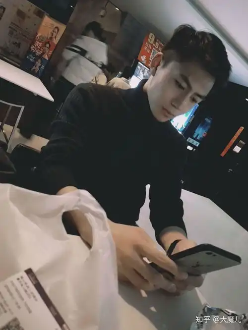 拥有一个超级帅的家人是什么体验
