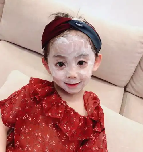 这么小的网红竟然要保养皮肤,可见如今小网红经常化妆的危害
