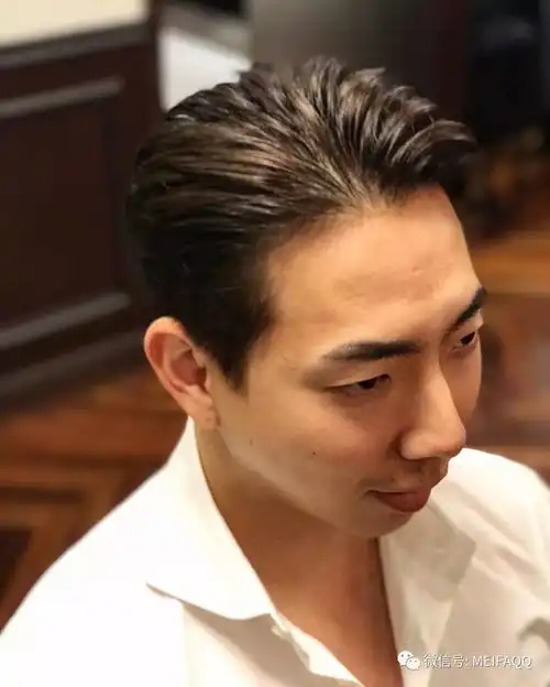男生把发型理精致了,帅气逼人
