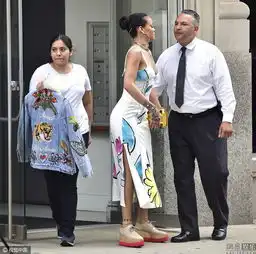 蕾哈娜与神秘男子街头吻别
