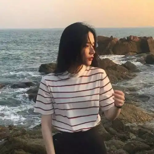 震惊狗狗不慎掉入结冰的河水里,铲屎官看到后竟然做出这样的举动
