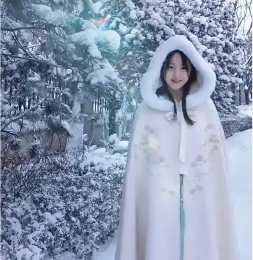 森碟穿古装美成花魁披白色斗篷站雪景中,尽显大家闺秀范
