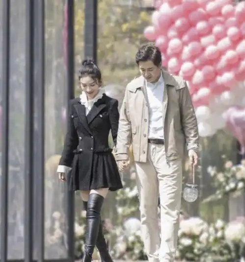 只用70天,34岁的王子文从未婚妈妈变甜宠女友,富二代男友不简单
