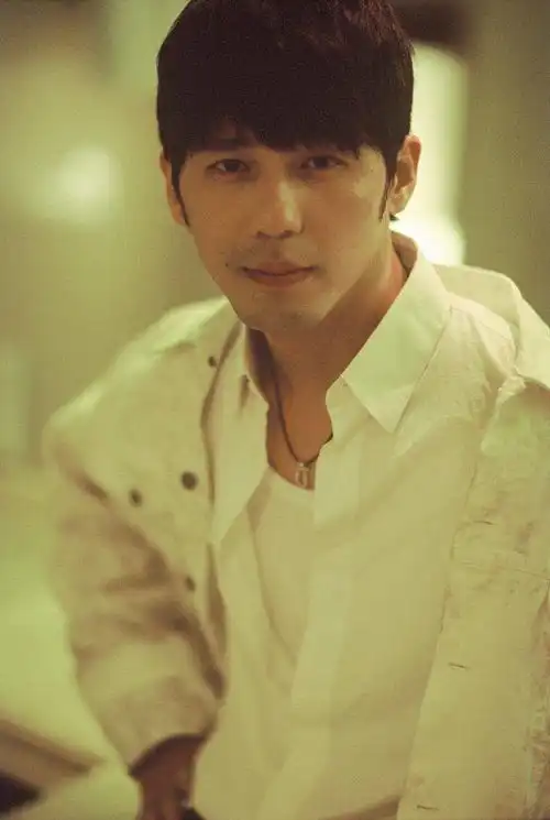 白宇纯白衬衫配简约吊坠指戒复古色调变身港风少年彰显独特魅力
