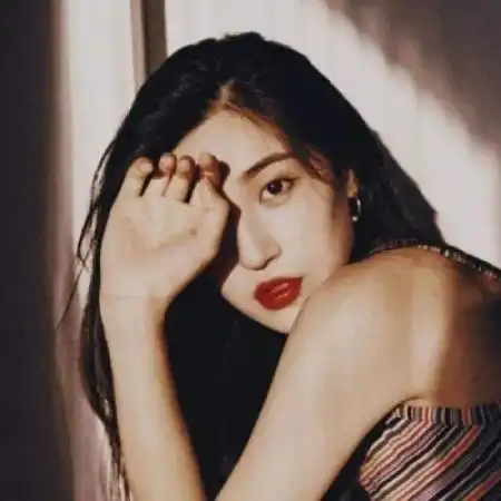 复古港风女生头像,渣男不配只适合暖男使用的
