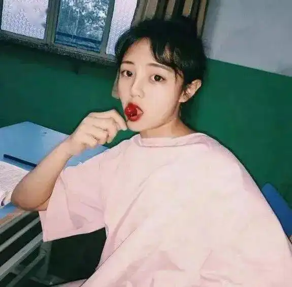 头像生活或许很糟糕但你很可爱
