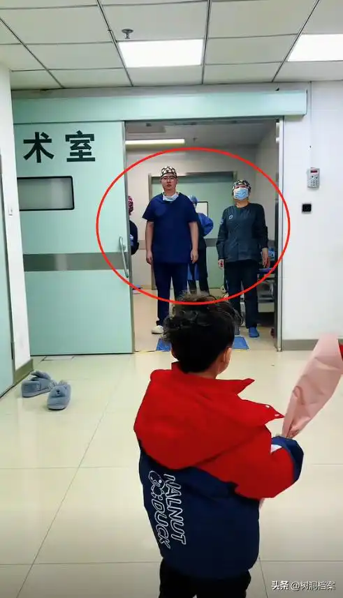 后续3岁男孩手捧鲜花手术室外等妈妈,母亲已去世,父亲遭网暴
