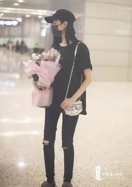 张天爱是穿了男装吗全套黑色西装,上衣大的不止一点点
