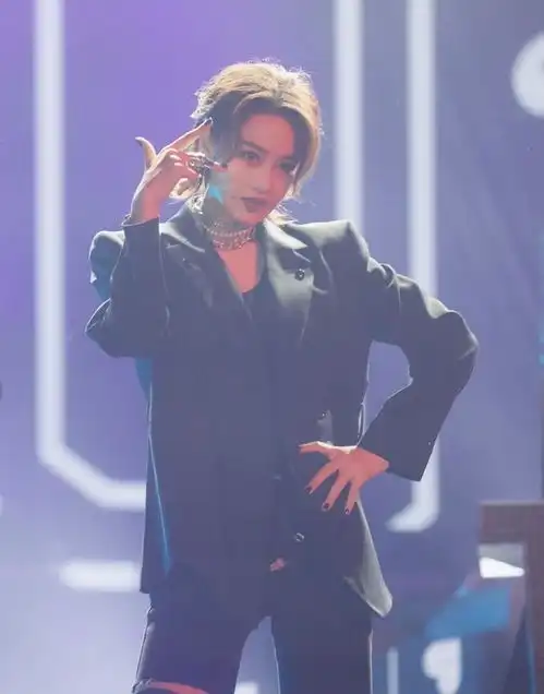 张馨予不愧是军嫂身穿露背西装配中性短发,这气场没谁了
