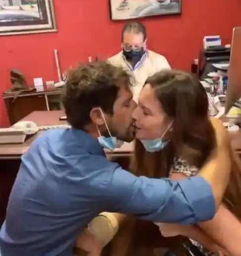 蒋劲夫前任官宣领证结婚,老公搂脖霸道索吻,一家三口同框超幸福
