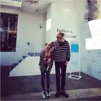 qq头像想这样的两个人在一张图片里的要真人,不要情侣,一张图里要有一男一女,谢谢
