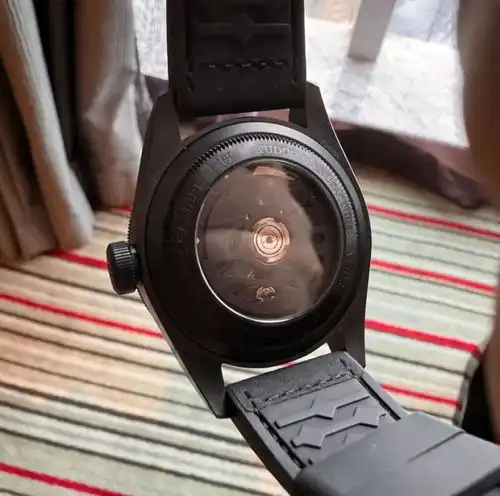 这个蓝色太吸睛了,坐动车去抢一只表
