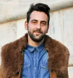 欧美街拍男士发型很新潮
