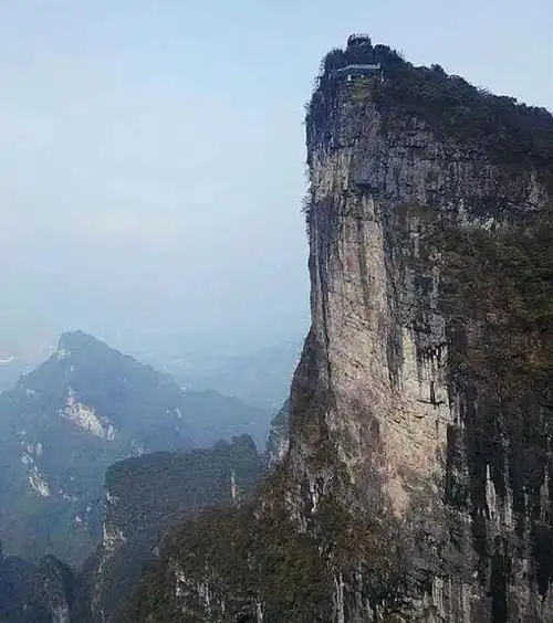 27岁男子天门山景区跳崖,身份曝光,照片流出,披露的原因扎心
