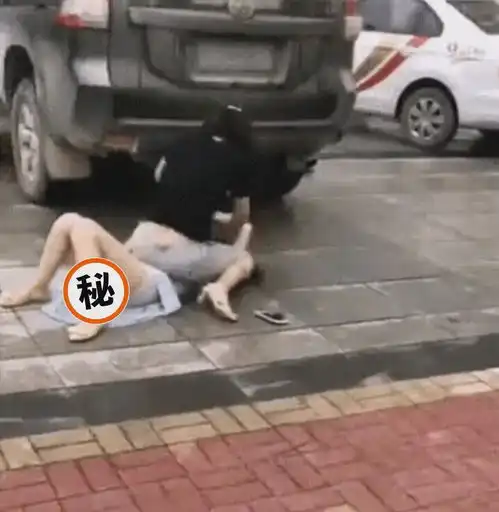闹大了男人开豪车载小三被堵,原配骑小三身上抠,男人偷偷溜走
