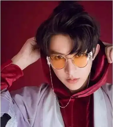 90后男生心形刘海,微卷发炫出春季风潮发型
