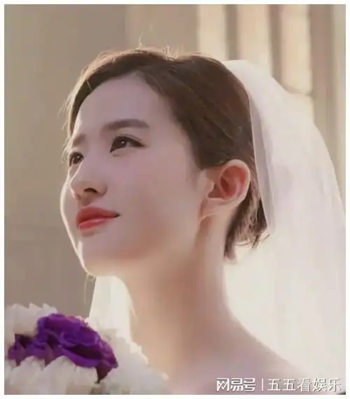 刘亦菲身穿婚纱,手捧鲜花大秀天鹅颈,生图也是很抗打的
