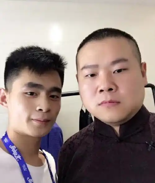岳云鹏自称撕漫男本人,冲冲拿红包帮他p图,感觉他又要换助理了
