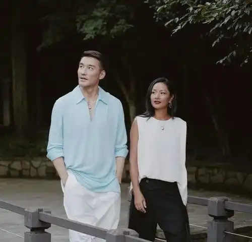 胡兵瞿颖七夕限定浪漫来袭,戴情侣款项链,相互依偎恩爱如夫妻
