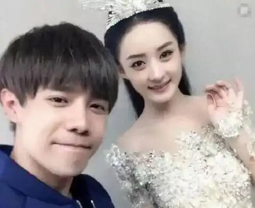 赵丽颖全家福曝光,弟弟颜值不输于赵丽颖啊,完全可以出道了
