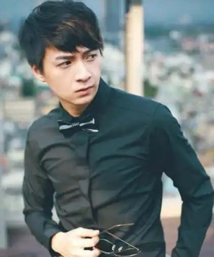 意外找到亲爹妈妈晒儿子照片,撞脸男歌手,亲子鉴定确定亲生的
