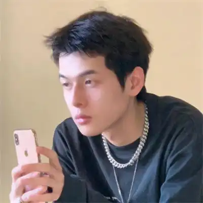 简单简约帅哥男生生活照
