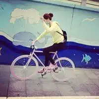 女骑单车微信卡通图像微信头像图片大全
