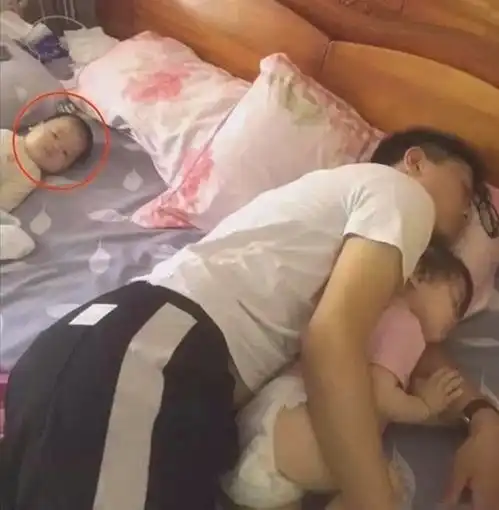 偏心爸爸更宠爱女儿,带娃午睡火了,儿子我是捡来的吧
