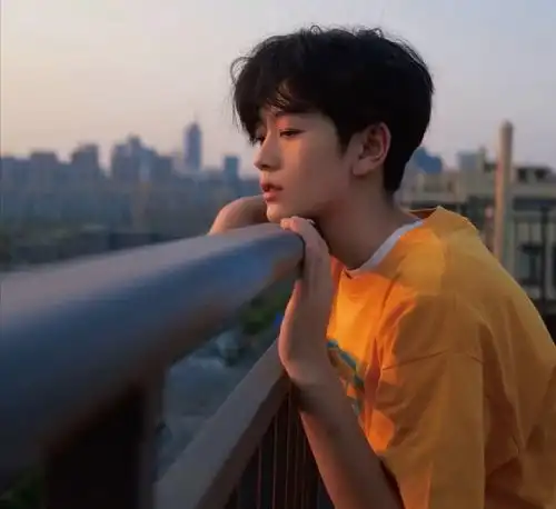 真人男生头像从今若许闲乘月,拄杖无时夜叩门
