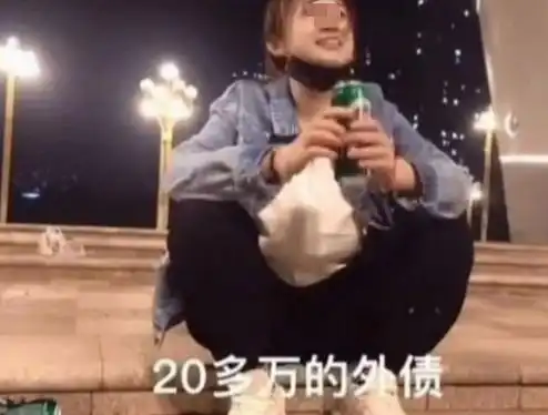 女孩深夜广场独自买醉,马上要结婚了,秘密被发现后男友悔婚
