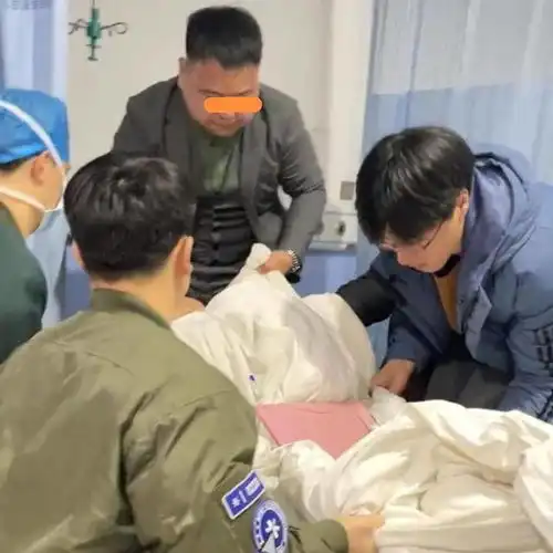 感动男子身穿西装手捧鲜花含泪迎接刨腹产的妻子
