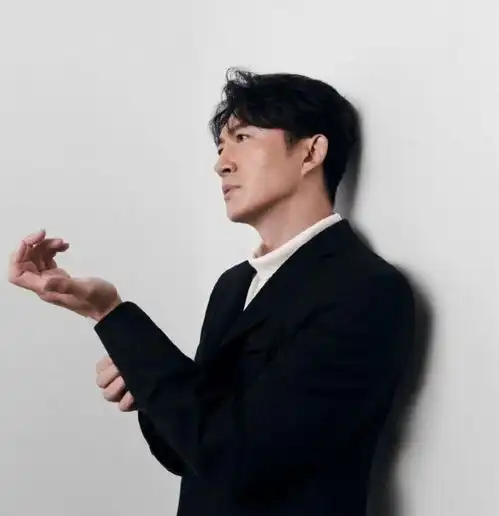 男人四十一枝花细腰腹肌大长腿,中年男星们帅起来没小鲜肉啥事
