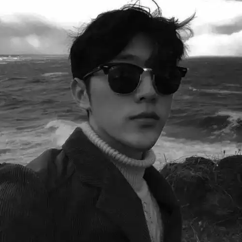 头像丨你是深海我愿溺亡
