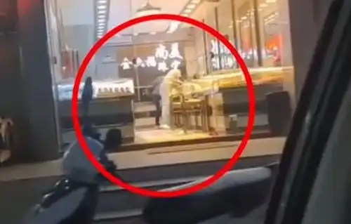 广东俩劫匪戴头套抢金店,大锤砸货柜匆忙装金饰,18小时后被抓