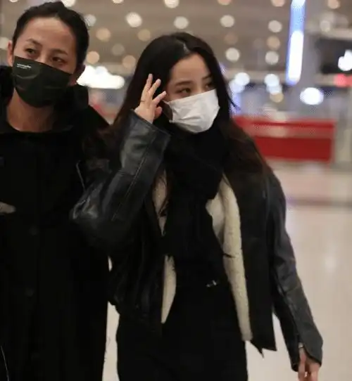 心疼男子机场扯欧阳娜娜头发纠缠被抓,欧阳娜娜发文报平安
