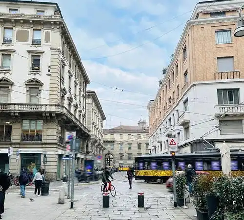 肖战米兰风景明信片来了,去打卡大教堂的粉丝投屏了
